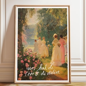 Puede incluir: Una impresión artística enmarcada representa una escena de jardín con figuras vestidas de época. La iluminación suave y una paleta de verdes, rosas y amarillos crean una atmósfera romántica. El texto "un bal de rêve et de désir" está escrito en cursiva en la parte inferior.