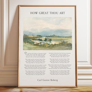 Op de afbeelding: Een verticale rechthoekige wandprint met de titel HOW GREAT THOU ART in een zwart schreeflettertype bovenaan. Daaronder staat een aquarel landschapsschilderij van glooiende groene heuvels en een rivier. De tekst is in het zwart gedrukt.