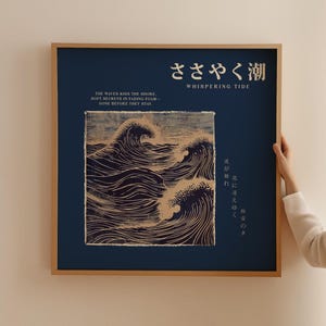 Lámina artística de olas japonesas: Póster de marea susurrante con haiku y espuma para pared. Póster cuadrado de decoración costera azul índigo.