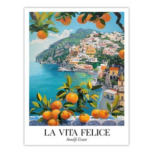 Peut inclure: Une impression d'art verticale repr&eacute;sentant un paysage c&ocirc;tier avec une mer bleue, une ville &agrave; flanc de colline aux b&acirc;timents multicolores et des branches au premier plan charg&eacute;es d'agrumes orange. Le texte LA VITA FELICE Amalfi Coast est en bas.