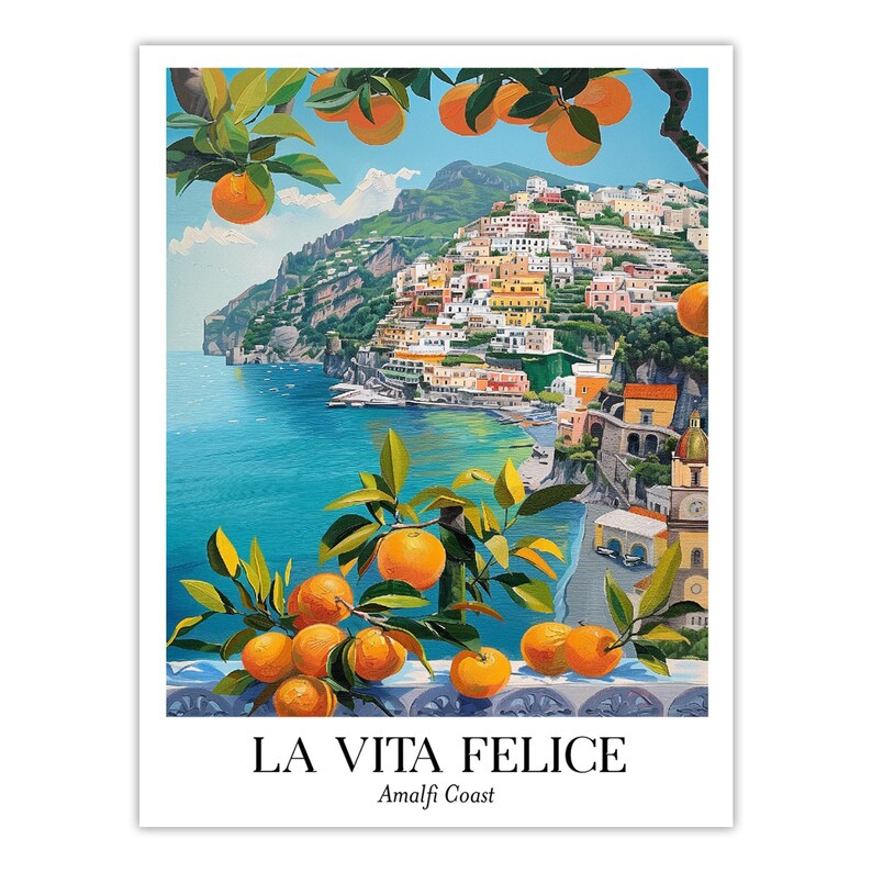 Peut inclure: Une impression d'art verticale repr&eacute;sentant un paysage c&ocirc;tier avec une mer bleue, une ville &agrave; flanc de colline aux b&acirc;timents multicolores et des branches au premier plan charg&eacute;es d'agrumes orange. Le texte LA VITA FELICE Amalfi Coast est en bas.