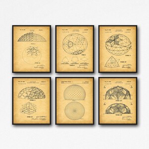 Puede incluir: Un conjunto de seis l&aacute;minas de arte mural enmarcadas con ilustraciones de patentes estadounidenses de estilo vintage de estructuras de c&uacute;pulas geod&eacute;sicas de R. Buckminster Fuller. Cada l&aacute;mina muestra dibujos t&eacute;cnicos en negro sobre un fondo beige.