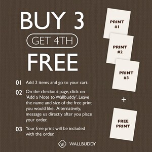 Może przedstawiać: Grafika promocyjna z tekstem "KUP 3, 4 GRATIS" na brązowym tle. Instrukcje dotyczące dodawania produkt&oacute;w do koszyka i pozostawiania notatki dla darmowego wydruku. Zawiera cztery białe wydruki.