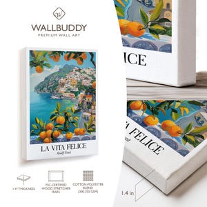 Peut inclure: Une impression sur toile rectangulaire intitul&eacute;e LA VITA FELICE Amalfi Coast, repr&eacute;sentant un paysage c&ocirc;tier avec des orangers au premier plan et des b&acirc;timents sur une falaise. La toile a une &eacute;paisseur de 3,5 cm et est mont&eacute;e sur des barres en bois.