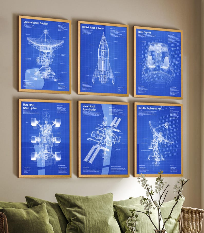 Puede incluir: Un conjunto de seis l&aacute;minas enmarcadas con diagramas t&eacute;cnicos en blanco sobre fondo azul. Las impresiones muestran un sat&eacute;lite de comunicaciones, una etapa de cohete, una c&aacute;psula espacial, un rover de Marte, una estaci&oacute;n espacial y un brazo.