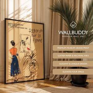 Op de afbeelding: Een zwart ingelijste poster met een witte achtergrond en een zwart-witte illustratie van een vrouw in een rood-blauwe jurk. De poster heeft de tekst "Regards Sur la Femme" en "Maison des Murmures Lyon, France 3 Avril-30 Septembre 1998".