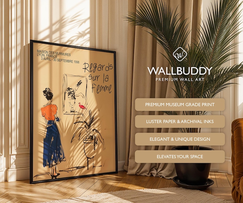 Op de afbeelding: Een zwart ingelijste poster met een witte achtergrond en een zwart-witte illustratie van een vrouw in een rood-blauwe jurk. De poster heeft de tekst "Regards Sur la Femme" en "Maison des Murmures Lyon, France 3 Avril-30 Septembre 1998".