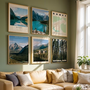 Pode incluir: Seis quadros de arte de parede com paisagens e mapas de Banff, Canadá. A coleção inclui imagens de lagos turquesa, cadeias de montanhas, um hotel histórico, uma floresta e um mapa, todos em molduras douradas finas numa parede.