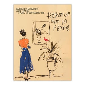 Op de afbeelding: Een zwart-witte illustratie van een vrouw in een oranje top en een blauwe rok die naar een ingelijst beeld kijkt van een plant en een rode vogel. De tekst "Regards sur la Femme" is in zwarte cursieve letters boven het beeld geschreven. De tekst "MAISON DES MURMURES LYON, FRANCE 3 AVRIL - 30 SEPTEMBRE 1998" is in zwart bovenaan de afbeelding geschreven.