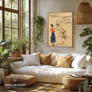 Op de afbeelding: Een vintage poster met een beige achtergrond en een zwart-witte illustratie van een vrouw die in een spiegel kijkt. De poster heeft de tekst "Regards sur la Femme" en "Maison des Murmures Lyon, France 3-Avril - 30 Septembre 1968".