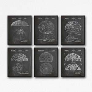 Puede incluir: Un conjunto de seis l&aacute;minas de arte mural enmarcadas con ilustraciones t&eacute;cnicas de patentes de c&uacute;pulas geod&eacute;sicas en blanco sobre un fondo gris oscuro estilo pizarra. Cada l&aacute;mina muestra diagramas geom&eacute;tricos detallados y texto.