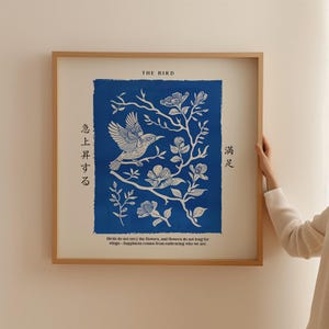 Arte murale floreale con uccelli – Poster giapponese con linoleografia di uccelli – Stampa botanica blu con Kanji – Poster quadrato con citazione motivazionale