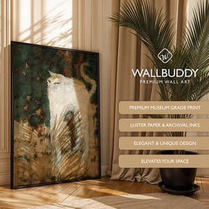 Pode incluir: Uma impress&atilde;o de arte de parede retangular emoldurada apresentando uma pintura impressionista de um gato branco sobre um fundo verde escuro e marrom. O texto WALLBUDDY PREMIUM WALL ART &eacute; vis&iacute;vel, junto com etiquetas de qualidade de museu e tintas.
