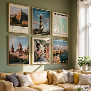 Peut inclure: Un mur de galerie composé de six affiches encadrées de St. Augustine, en Floride. Les impressions représentent le Castillo de San Marcos, le phare de St. Augustine, une carte de la ville, le Flagler College, une rue étroite et le Bridge of Lions.