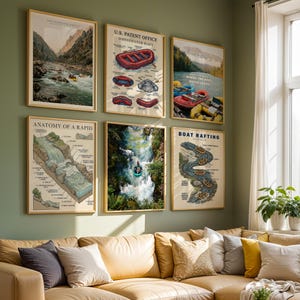 Op de afbeelding: Een galerijmuur met zes ingelijste posters over wildwaterraften. De prints bevatten technische diagrammen met de titels U.S. Patent Office Whitewater Raft, Anatomy of a Rapid en Boat Rafting Diagram, naast sfeervolle foto's van rivieren.