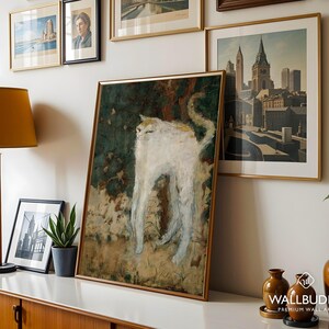 Pode incluir: Uma impress&atilde;o de arte de parede retangular emoldurada apresentando uma pintura impressionista de um gato branco com pernas longas contra um fundo verde escuro e marrom. A obra de arte &eacute; exibida em uma moldura dourada fina, exibindo um estilo de pincelada texturizada.
