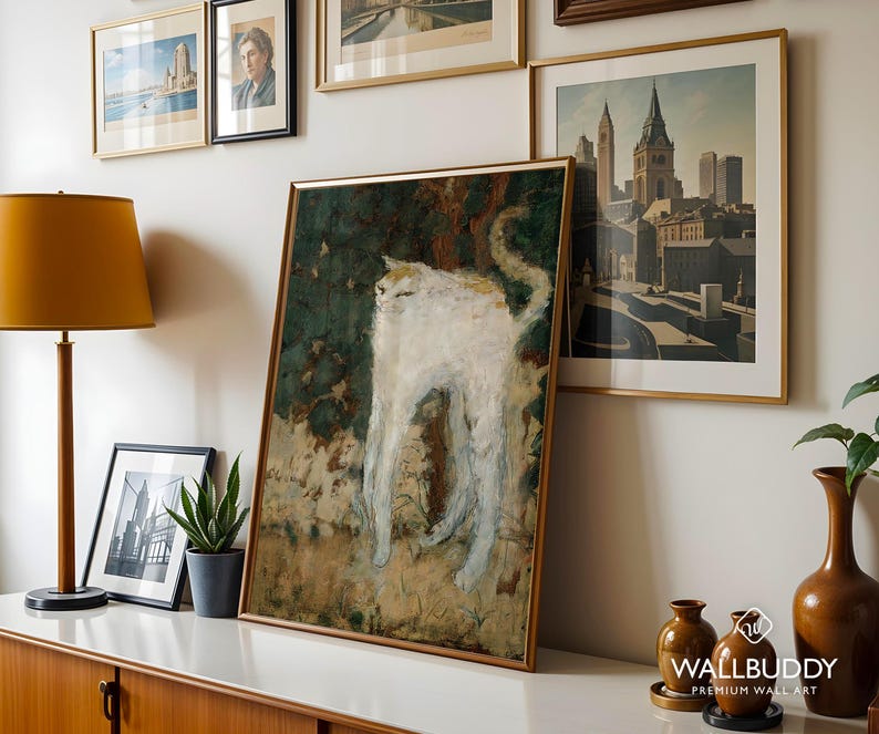 Pode incluir: Uma impress&atilde;o de arte de parede retangular emoldurada apresentando uma pintura impressionista de um gato branco com pernas longas contra um fundo verde escuro e marrom. A obra de arte &eacute; exibida em uma moldura dourada fina, exibindo um estilo de pincelada texturizada.