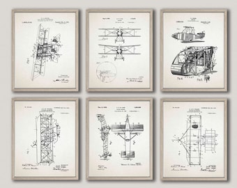 Puede incluir: Un conjunto de seis láminas enmarcadas que presentan ilustraciones técnicas de patentes en blanco y negro de varios diseños de aviones antiguos. Cada lámina muestra dibujos lineales detallados, diagramas mecánicos, números de patente y fechas sobre un fondo beige claro.