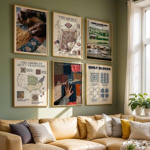 Pode incluir: Seis quadros decorativos com imagens de colchas, incluindo um mapa das tradições americanas, diagramas de blocos de colcha e cenas de costura, dispostos em grade numa parede verde sálvia acima de um sofá de couro bege.