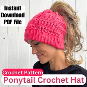 Può includere: Uno schema all'uncinetto per un cappello all'uncinetto rosa con coda di cavallo. Lo schema è disponibile per il download immediato come file PDF.
