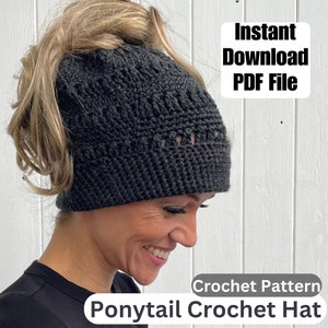 Può includere: Uno schema a uncinetto per un cappello a uncinetto nero con coda di cavallo. Lo schema è disponibile per il download immediato come file PDF.