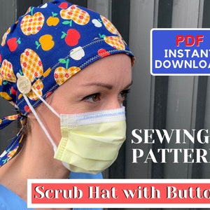 Op de afbeelding: Een naai-patroon voor een scrub-muts met een knoop. De muts is blauw met een gele en rode appelprint. Het patroon is beschikbaar als een directe PDF-download.