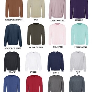 Op de afbeelding: Een selectie van 16 crewneck sweatshirts in verschillende kleuren, waaronder Carhart Brown, Tan, Light Orchid, Purple, Air Force Blue, Olive Green, Pale Pink, Peppermint, Black, White, Navy, Ash, Royal, Red, Charcoal en Dark Heather.