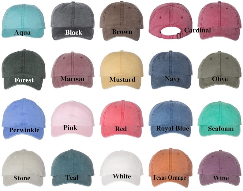 Op de afbeelding: Twintig verschillende gekleurde baseballpetten met een verweerde look. De kleuren omvatten aqua, zwart, bruin, kardinaal, bos, donkerrood, mosterd, marineblauw, olijf, periwinkle, roze, rood, koninklijk blauw, zeeschuim, steen, teal, wit, Texas oranje en wijn.