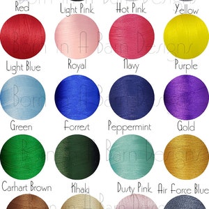 Op de afbeelding: Een kleurenkaart met garenkleuren, waarbij de naam van elke kleur onder een cirkel van de overeenkomstige garenkleur staat. De kleuren omvatten wit, zwart, grijs, antraciet, rood, lichtroze, roze, geel, lichtblauw, koninklijkblauw, marineblauw, paars, groen, bosgroen, pepermunt, goud, carhartt bruin, kaki, poederroze, luchtmachtblauw, lichtorchidee en olijfgroen.