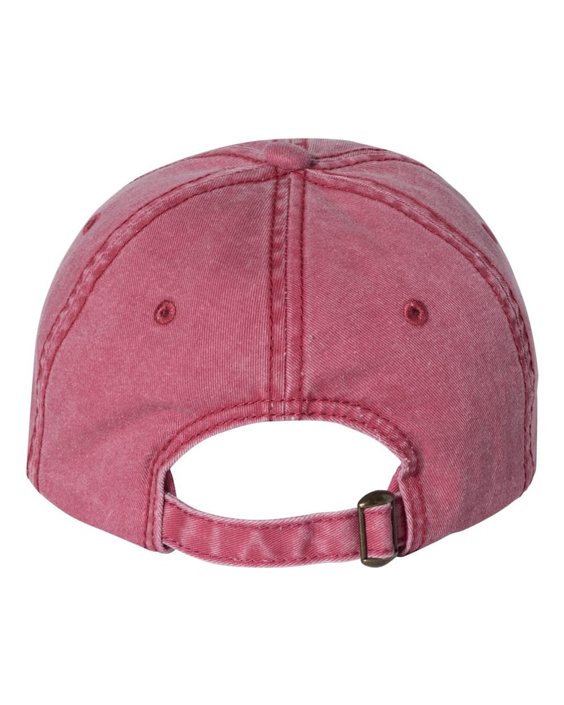 Op de afbeelding: Een rode baseballpet met een verweerde look. De pet heeft een gespsluiting aan de achterkant.