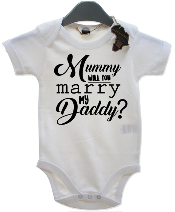 MUMMY WILL YOU MARRY DADDY PROPOSAL CUTE VALENTINES DAY BABY BODY VEST BABY GRO