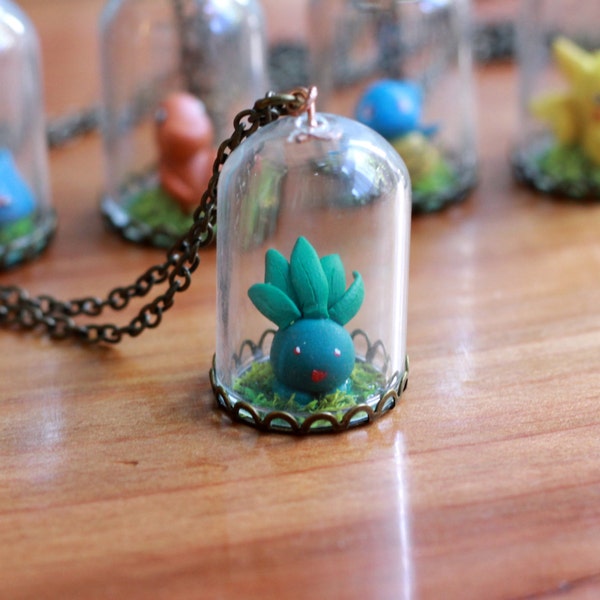Namenlose Pokemon Terrarium Halskette. Miniatur-Pokemon-Schmuck. Myrapla Halskette.  Miniatur-Terrarium-Kette.  Glaskuppel Halskette.