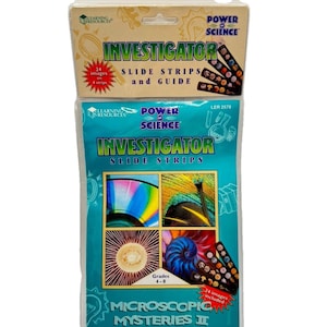 Pode incluir: Uma embalagem azul e branca para um kit de tiras de lâminas de microscópio Power of Science Investigator Slide Strips. A embalagem apresenta uma imagem de microscópio de um disco iridescente colorido, uma pena, um cogumelo e uma concha de nautilus. O texto na embalagem diz "Power of Science Investigator Slide Strips Microscopic Mysteries II".