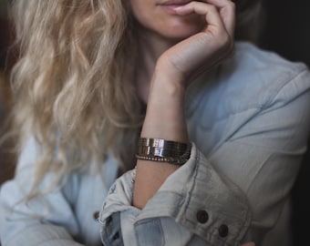 Bracciale rigido in argento sterling inciso in ebraico con la preghiera del viaggiatore Tefilat Haderech