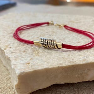 Kabbalah rött snörearmband, hebreiskt graverat bönearmband