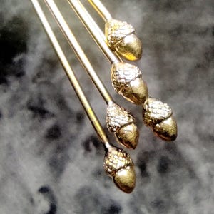 Épingle à coudre médiévale en laiton - Aiguille à tête de gland Réplique de style de bijoux historiques de l'Angleterre du 14e siècle