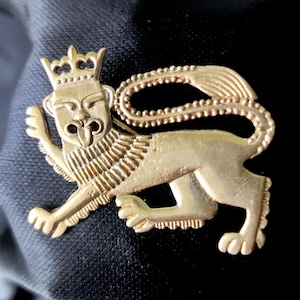 Crowned Lion Badge Replica, 13th Century Brass Heraldic Token, Medieval Hat Brooch Jewelry