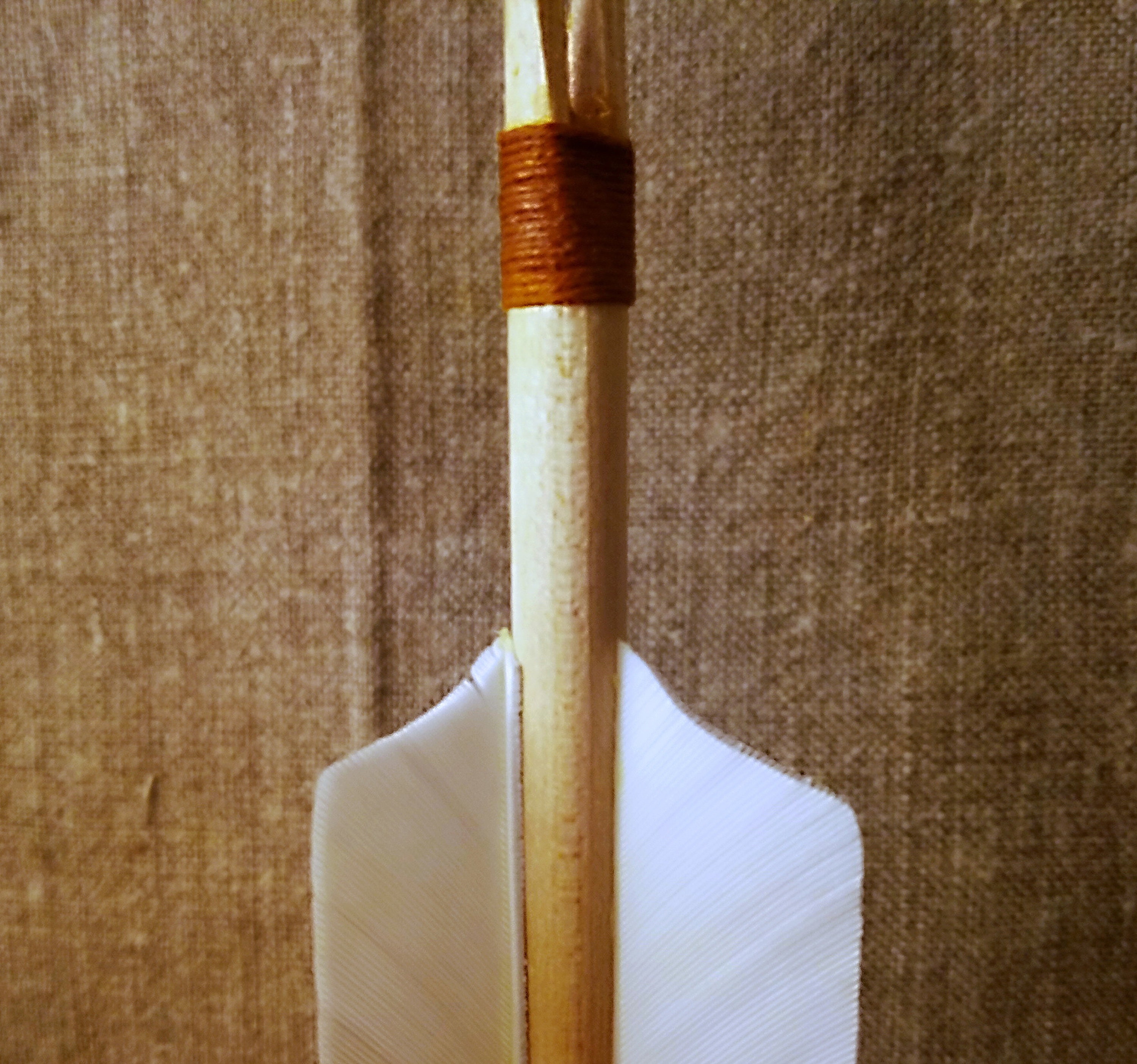 6 Flèches Traditionnelles En Bois – Pointes Métal, Plumes Blanches – Fait Main UK