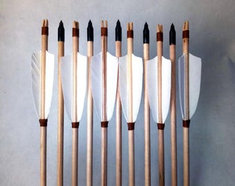 Juego de flechas de entrenamiento para el mejor tiro con arco tradicional: flechas de madera con plumas blancas - 10 (diez) flechas tradicionales de madera de fresno de 81 cm
