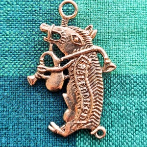 Medeltida säckpiparemärke mässing 1300-talets pilgrimstok medeltida brosch historisk replika
