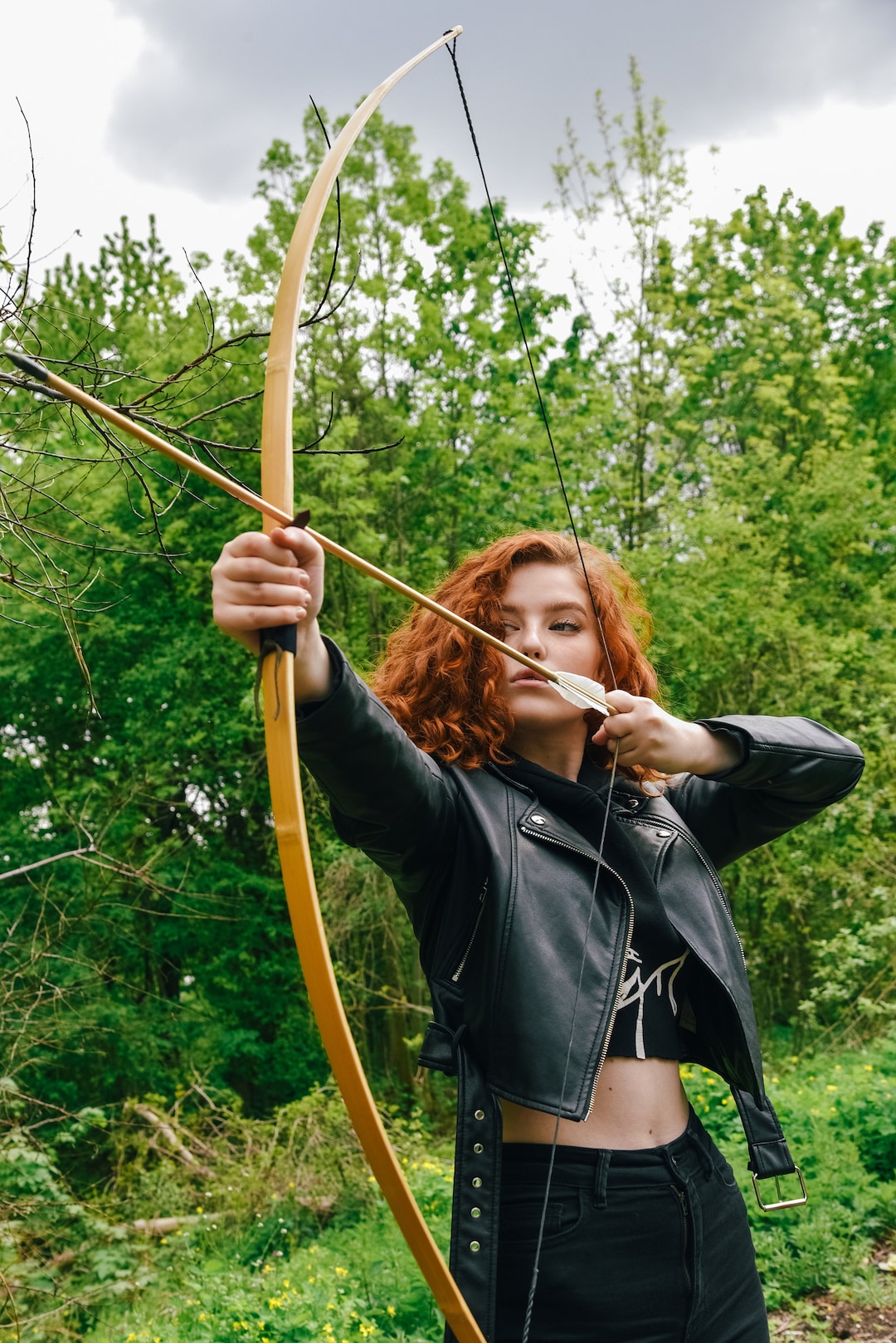 木製の伝統的な弓 - アーチェリーストレートセルフボウ、中世SCA