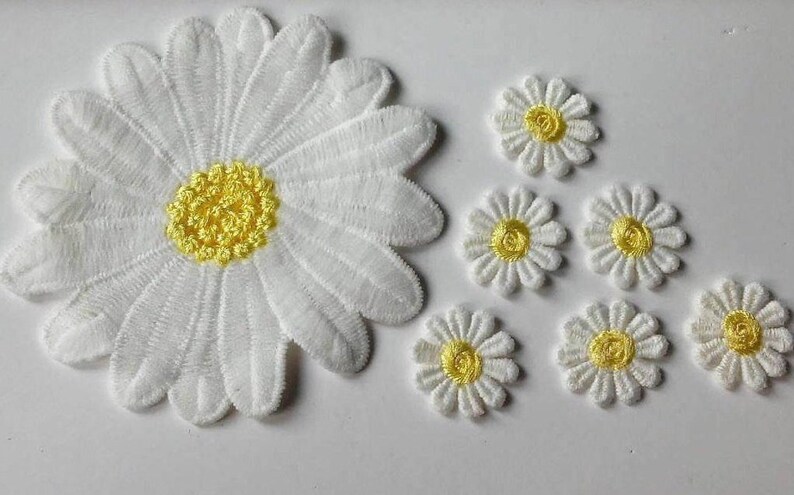 DAISY  PINK /& WHITE IRON ON APPLIQUE 1 inch