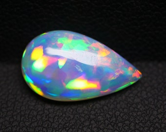 Cabochon poire opale éthiopienne naturelle vert feu de 3,35 cts (9 x 16 mm) pour bijoux