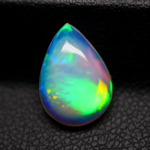 Cabochon in opale pera da 3,05 ct: multifuoco naturale etiope, pietra preziosa