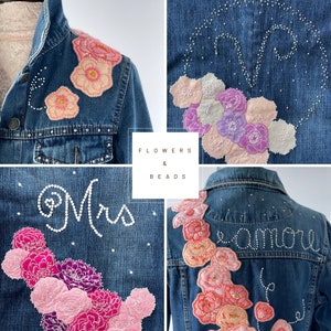 Può includere: Quattro giacche di jeans decorate con fiori ricamati e perline. Le giacche presentano le parole "Mrs", "Je t'aime" e "Flowers & Beads".