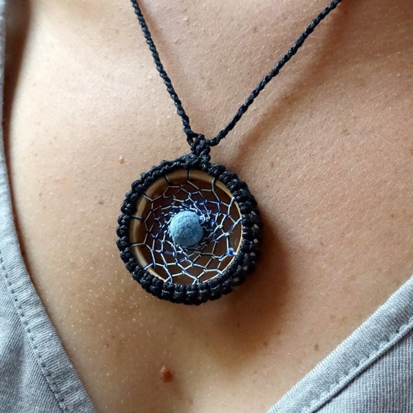 Collier en macramé et pendentif attrape reve à perle bleue