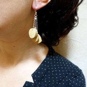 Boucles d&#39;oreilles pendantes en grappes de mini rondelles de bois simples sur chainette