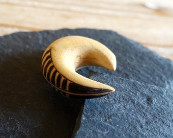 Écarteur d'oreille spirale en bois d'olivier et pyrogravure zèbre