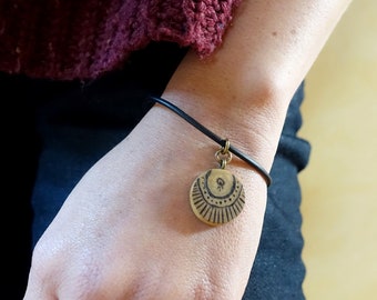 Bracelet perle de bois sur cuir noir