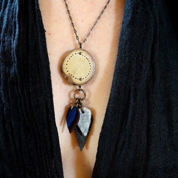 Collier bohème en rondelle de bois à breloques de cuir et feutrine colorées